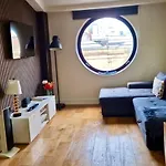 Apartment Stylish 2br In Centre With Town Hall Views *