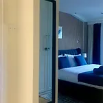 Stylish 2br In Centre With Town Hall Views