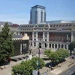 Stylish 2br In Centre With Town Hall Views Apartment *