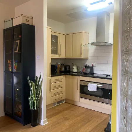 Stylish 2br In Centre With Town Hall Views *