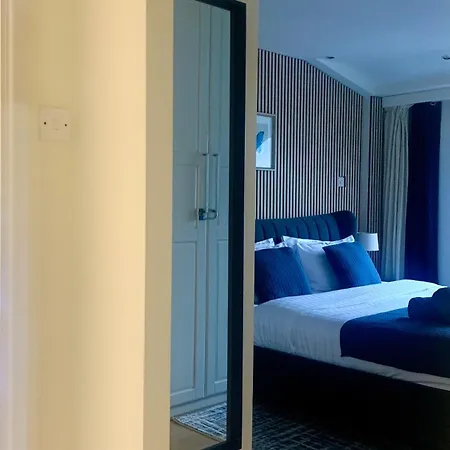 Stylish 2br In Centre With Town Hall Views