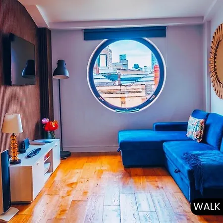Stylish 2br In Centre With Town Hall Views *