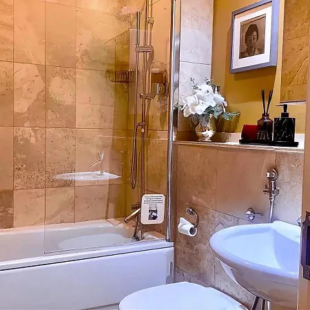 Stylish 2br In Centre With Town Hall Views *