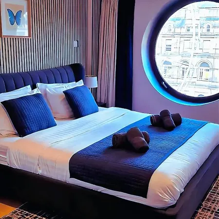 Stylish 2br In Centre With Town Hall Views Leeds (West Yorkshire)